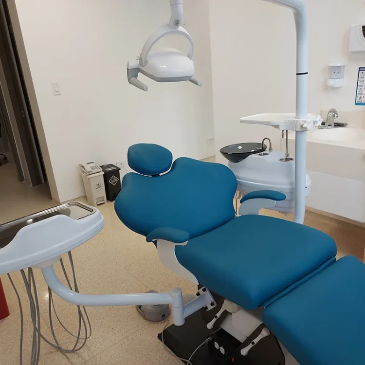 Silla dental moderna en consultorio de La Clínica Dental, equipada con tecnología avanzada para tratamientos odontológicos.